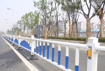 如何在市政護(hù)欄表面正確噴涂油漆 道路護(hù)欄.jpg