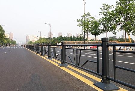 如何在市政護(hù)欄表面正確噴涂油漆 市政護(hù)欄.jpg